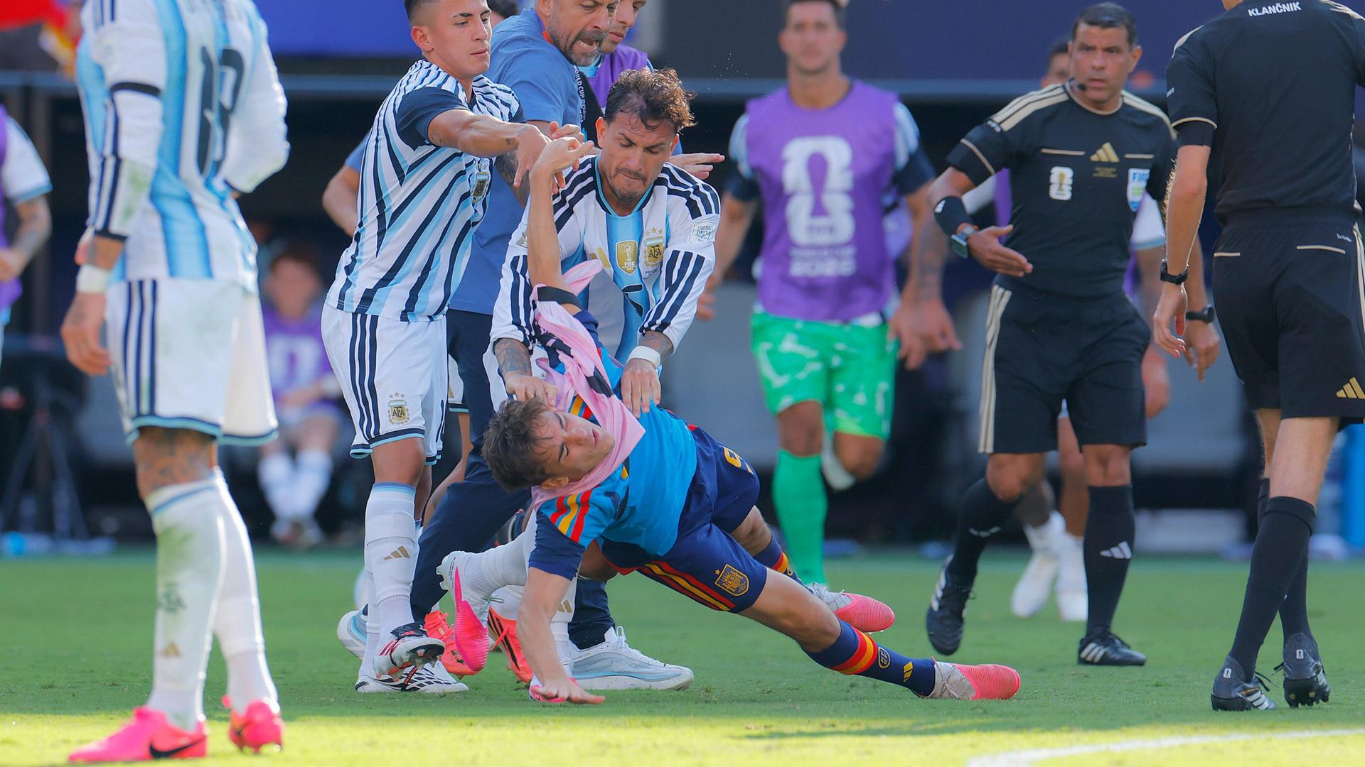 Argentiniens Paredes zehn Spiele gesperrt