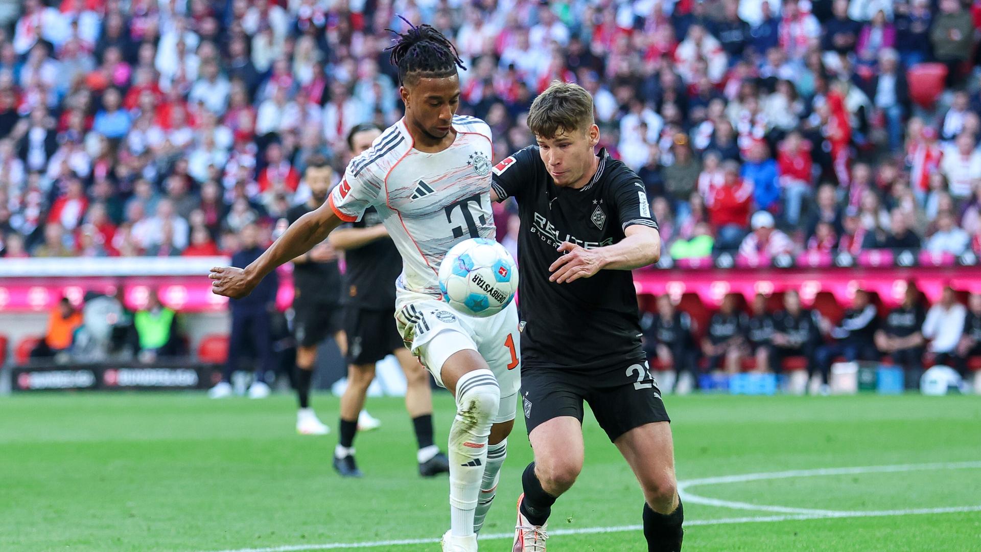 Mönchengladbachs Lukas Ullrich im Zweikampf mit Bayerns Michael Olise | ddp/Revierfoto