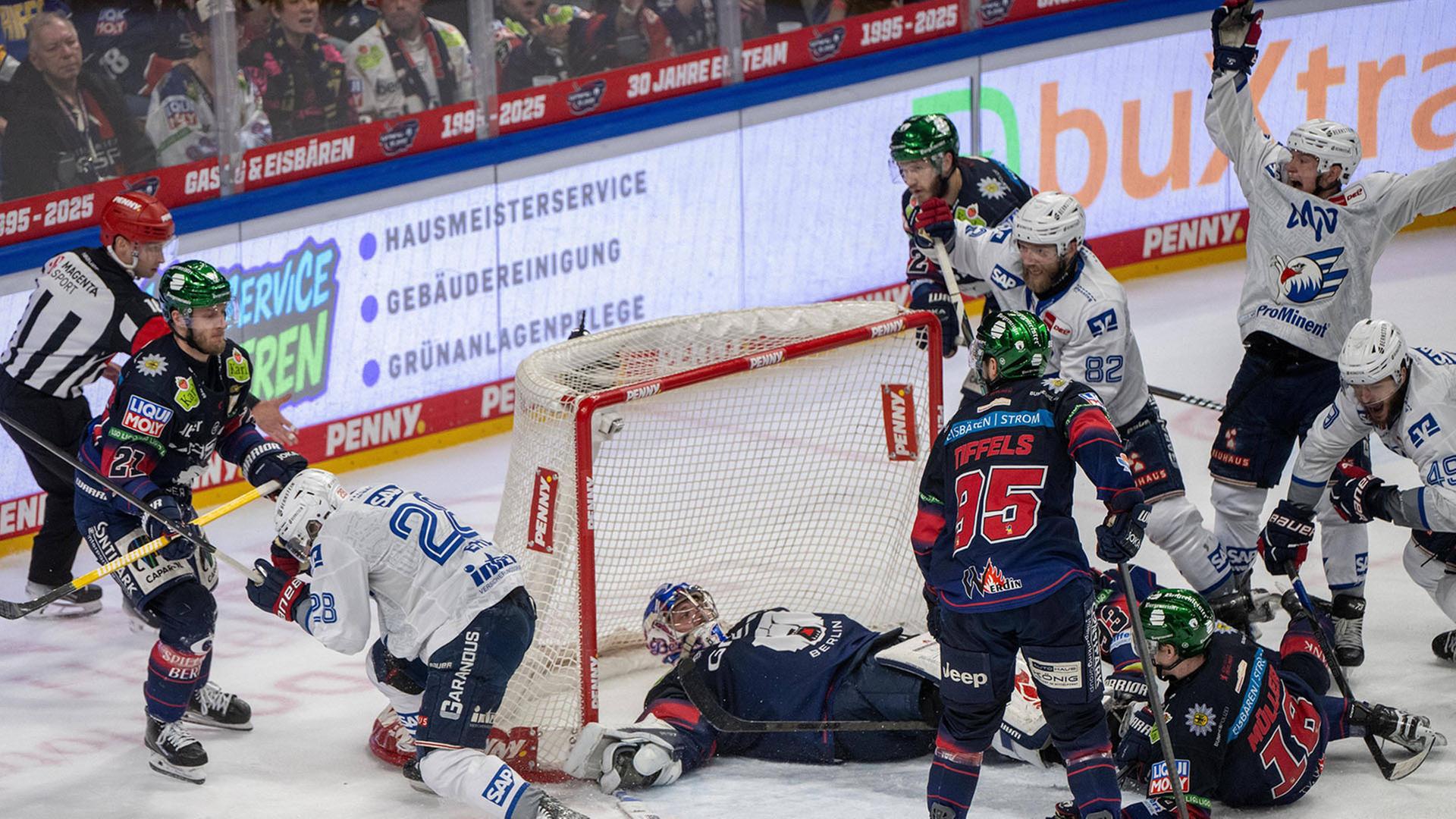 Die Entscheidung: Mannheim trifft in zweiter Overtime zum Sieg gegen Berlin (Quelle: IMAGO/Matthias Koch) | IMAGO/Matthias Koch