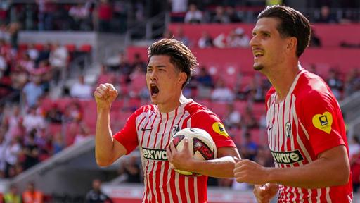 Yuito Suzuki und Igor Matanovic beim Torjubel