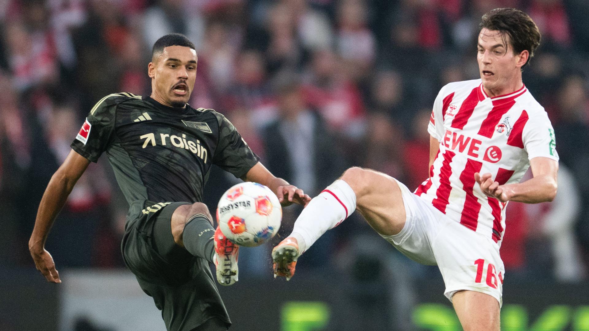 Unions Doekhi vor Jakub Kaminski am Ball | dpa/Marius Becker