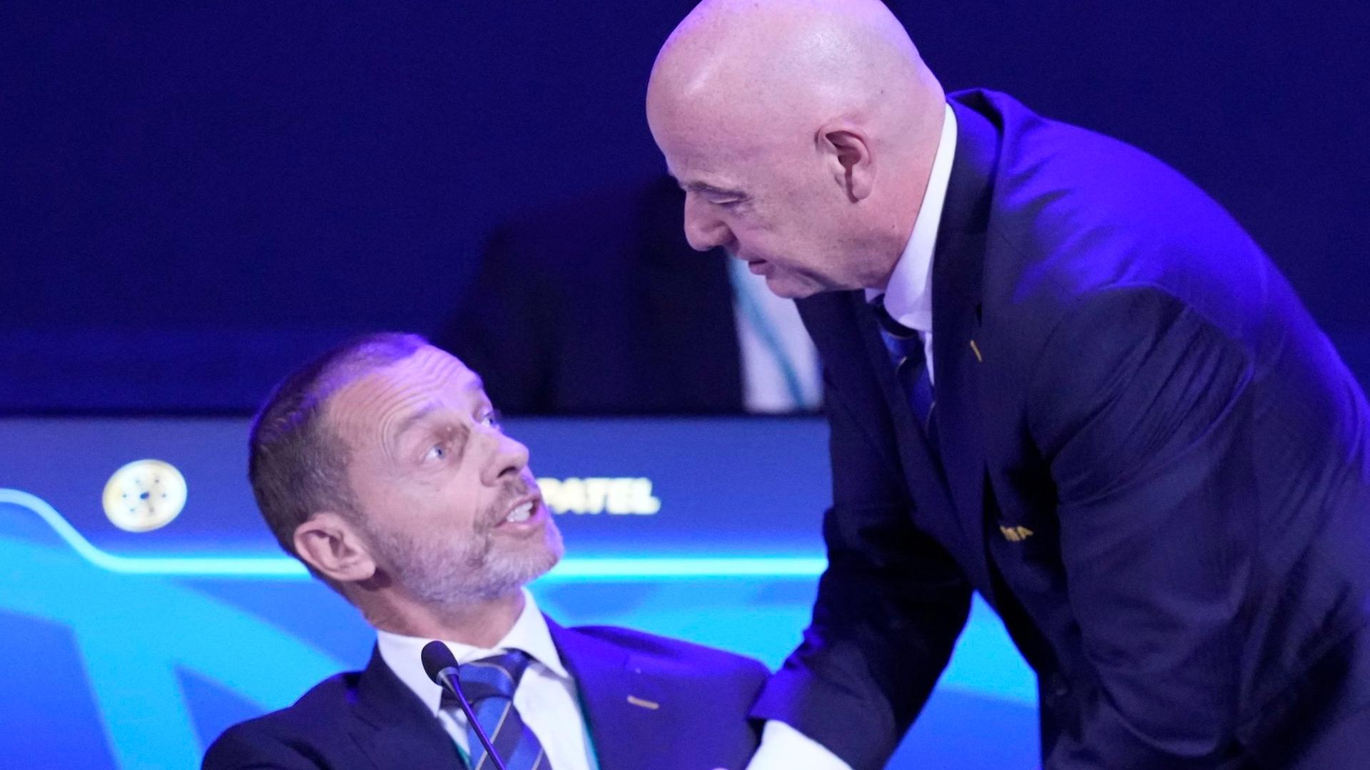 Gianni Infantino (r.) mit Aleksander Ceferin beim FIFA-Kongress in AsunciÃ³n | Fernando Calistro/AP/dpa