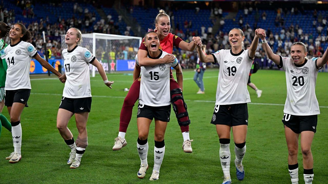 BR24 Sport "Holt euch den Pott": Kimmich und Co. fiebern mit DFB-Frauen mit
