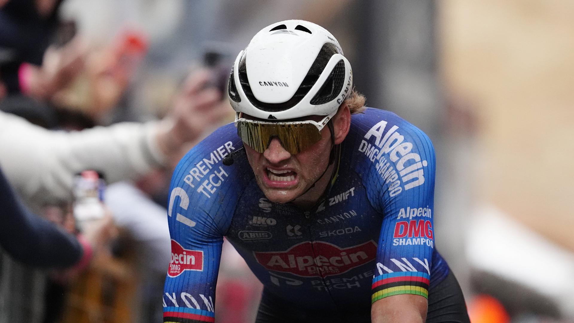 Tirreno-Adriatico: Mathieu van der Poel mit Sprintsieg im Schotter-Matsch