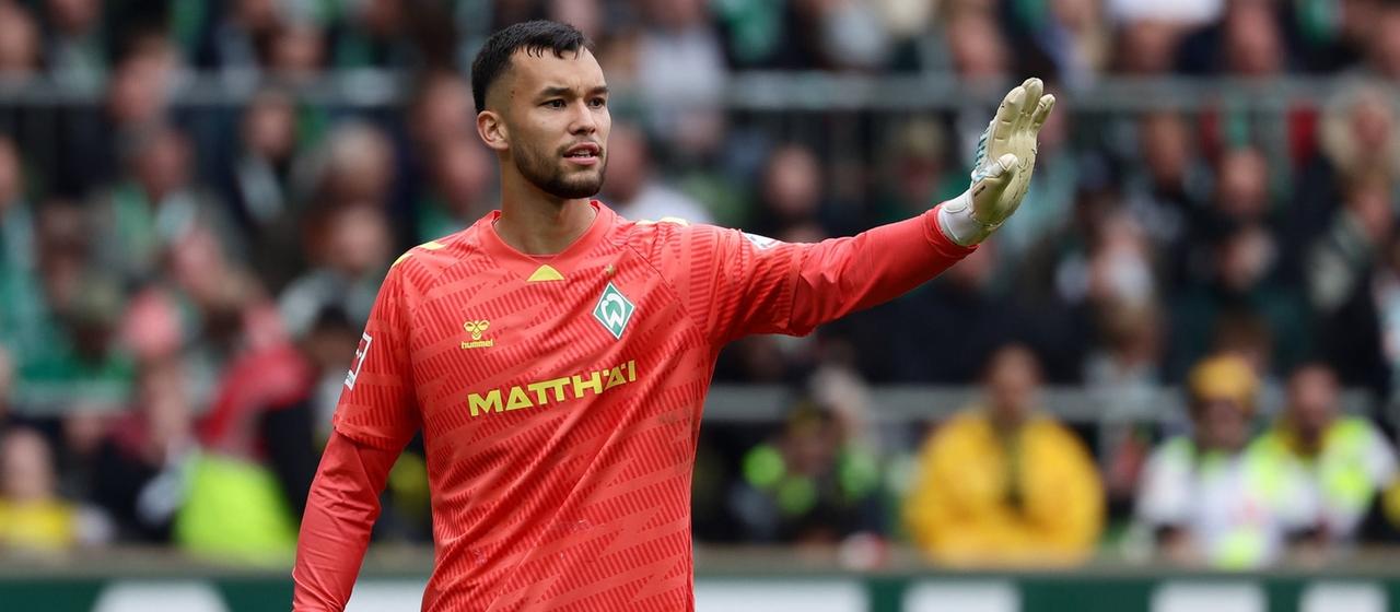 Der SC Freiburg hat einen neuen Torhüter verpflichtet. Mio Backhaus kommt von Werder Bremen. 
