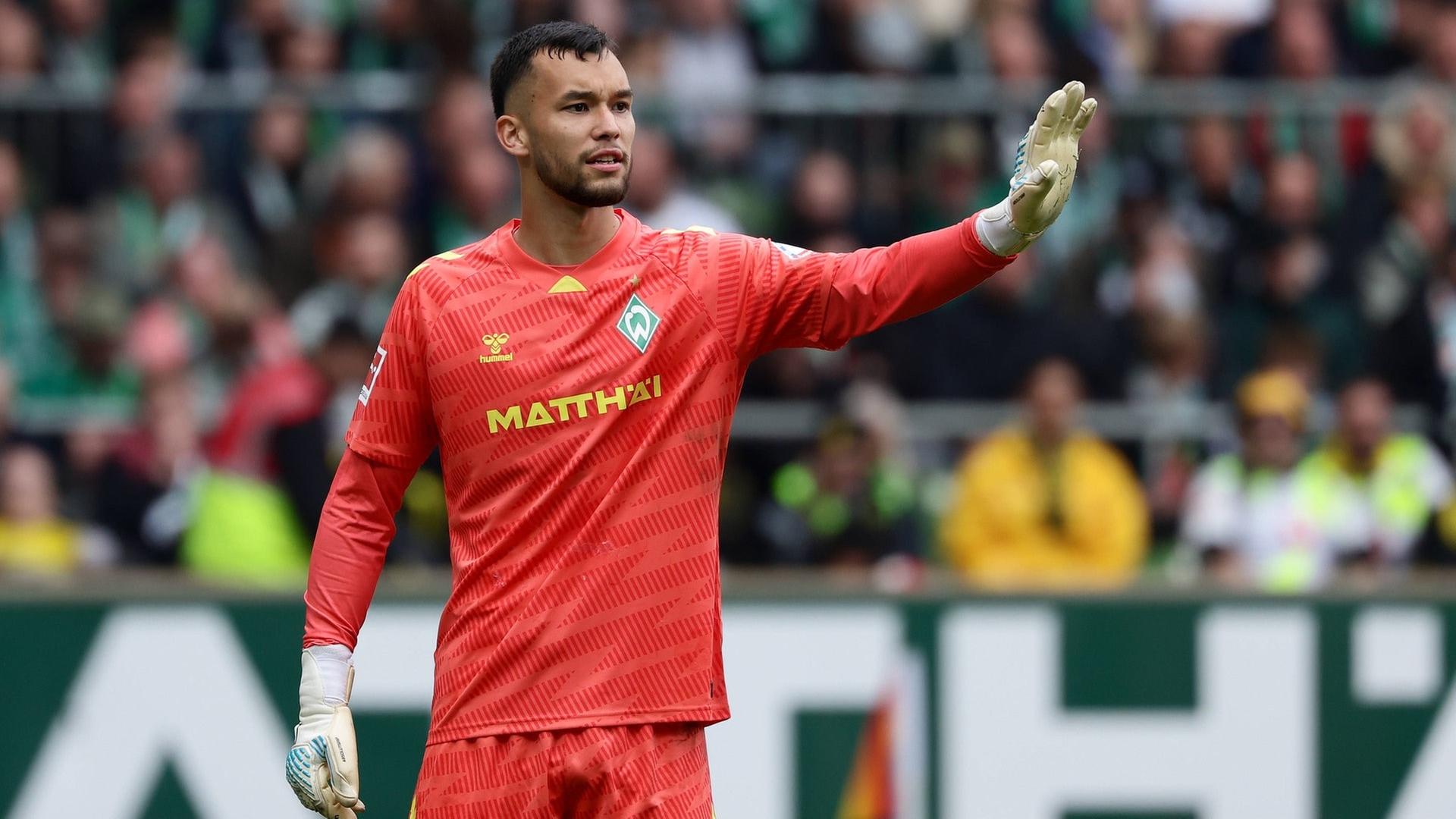 Der SC Freiburg hat einen neuen Torhüter verpflichtet. Mio Backhaus kommt von Werder Bremen.  | IMAGO, IMAGO / HMB-Media