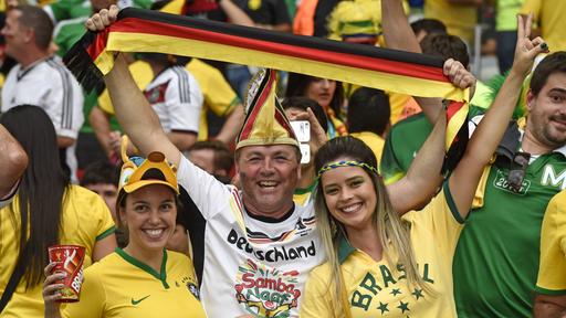 Ein Deutschland-Fan feiert gemeinsam mit Brasilien-Fans bei der WM 2014 in Brasilien