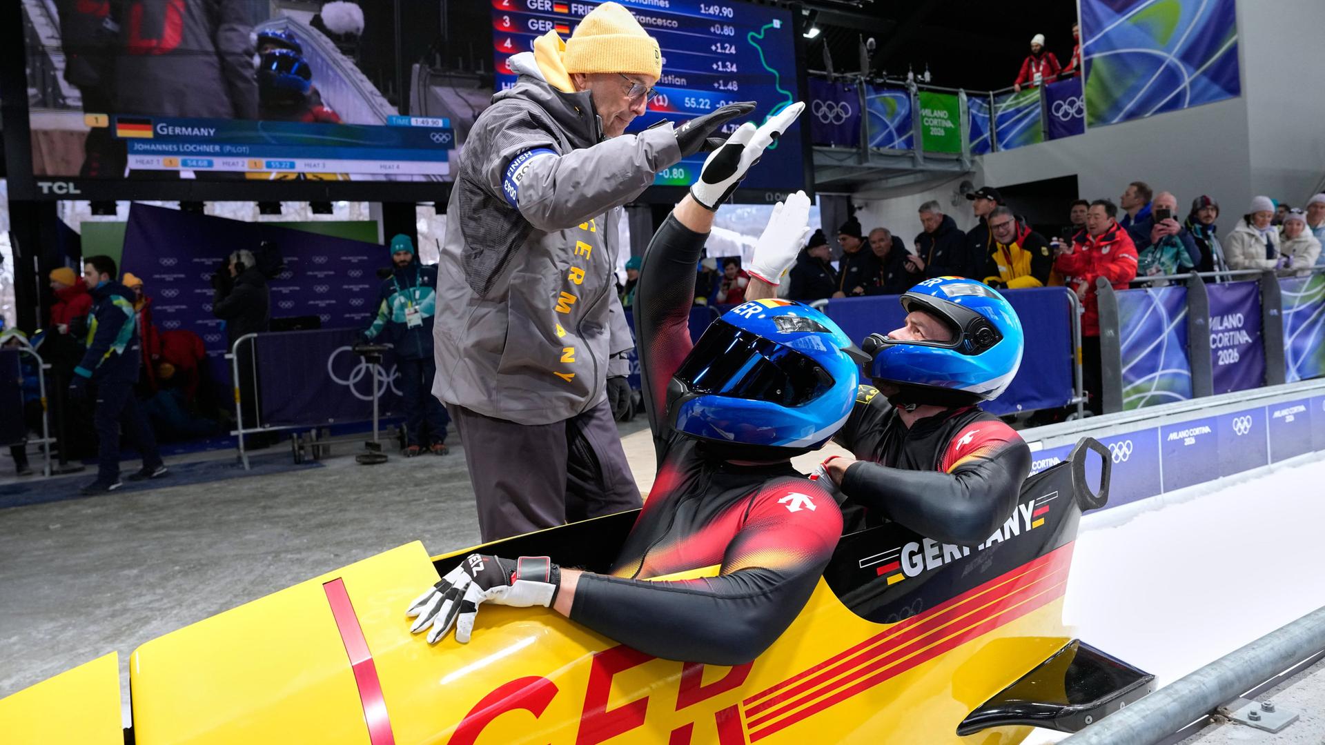 Deutschlands Johannes Lochner vorne und Georg Fleischhauer hinten erreichen das Ziel wÃ¤hrend eines Zweierbob-Rennens | AP Photo/Alessandra Tarantino