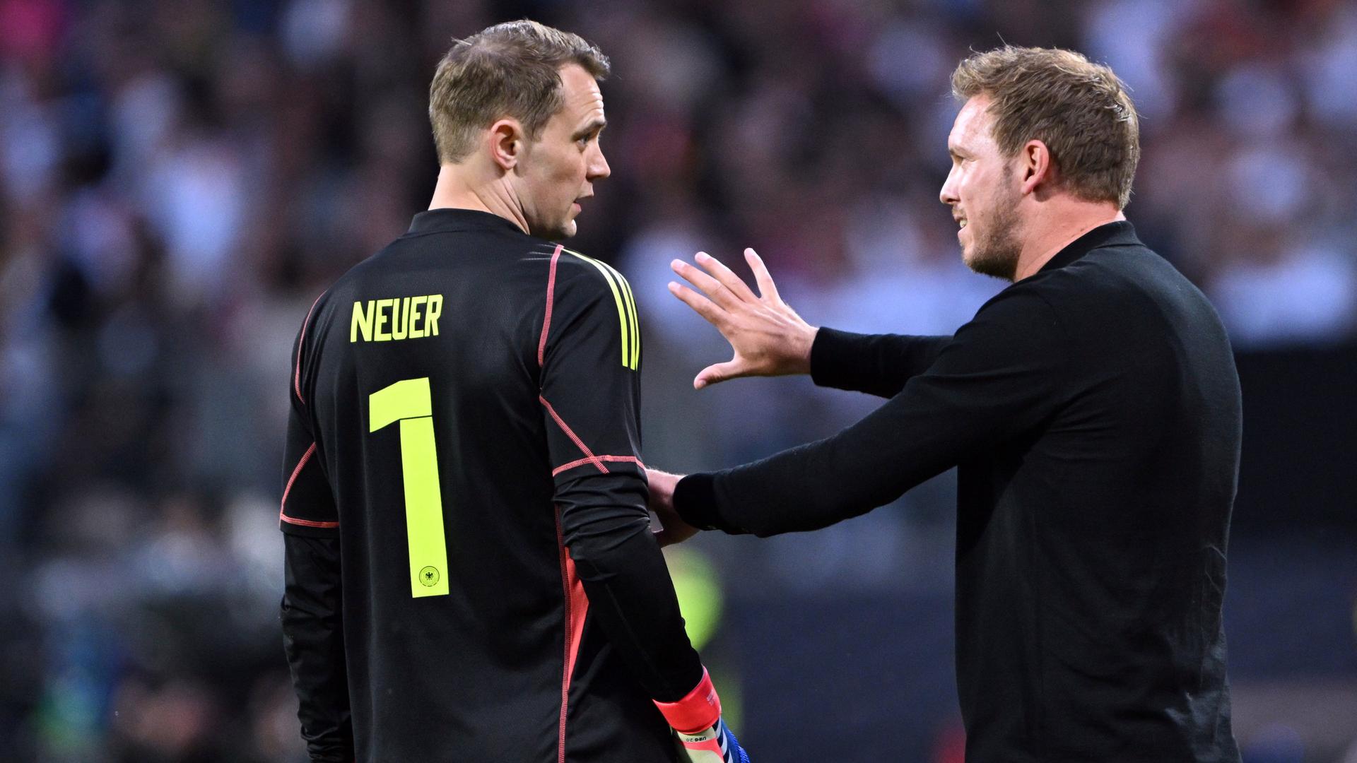 Deutschlands Bundestrainer Julian Nagelsmann und Torwart Manuel Neuer im GesprÃ¤ch | dpa
