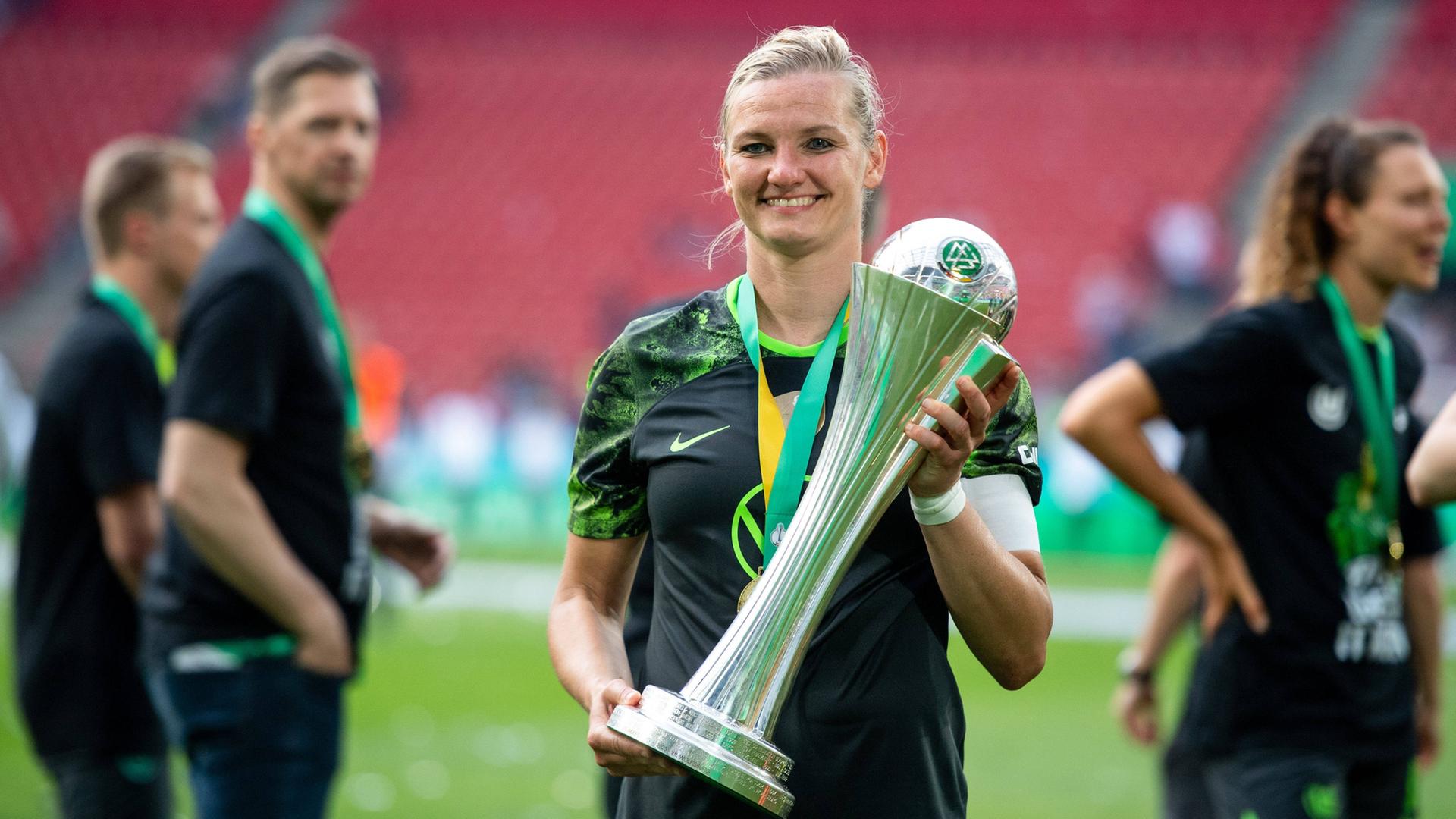 Bayern - Wolfsburg: Alexandra Popp hofft auf 14. DFB-Pokal-Triumph in ihrer Karriere
