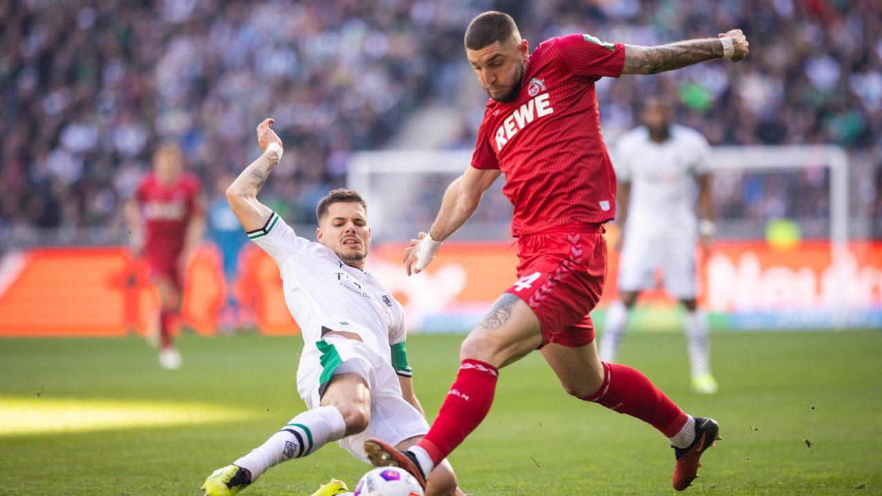 Julian Weigl (Borussia Mönchengladbach) im Zweikampf mit Julian Chabot (1. FC Köln) | IMAGO/Moritz Müller