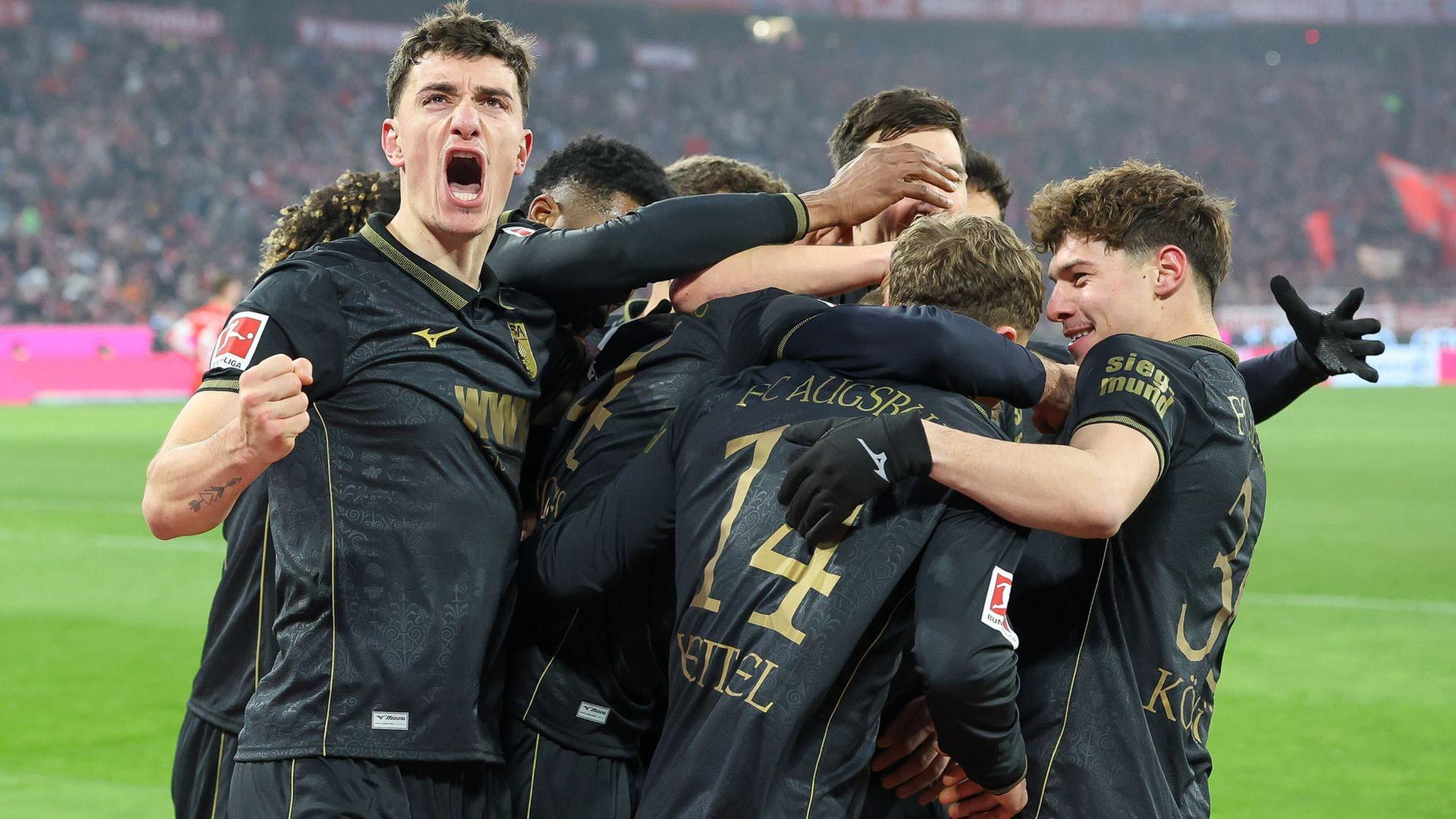 Jubel beim FC Augsburg | picture alliance / kolbert-press
