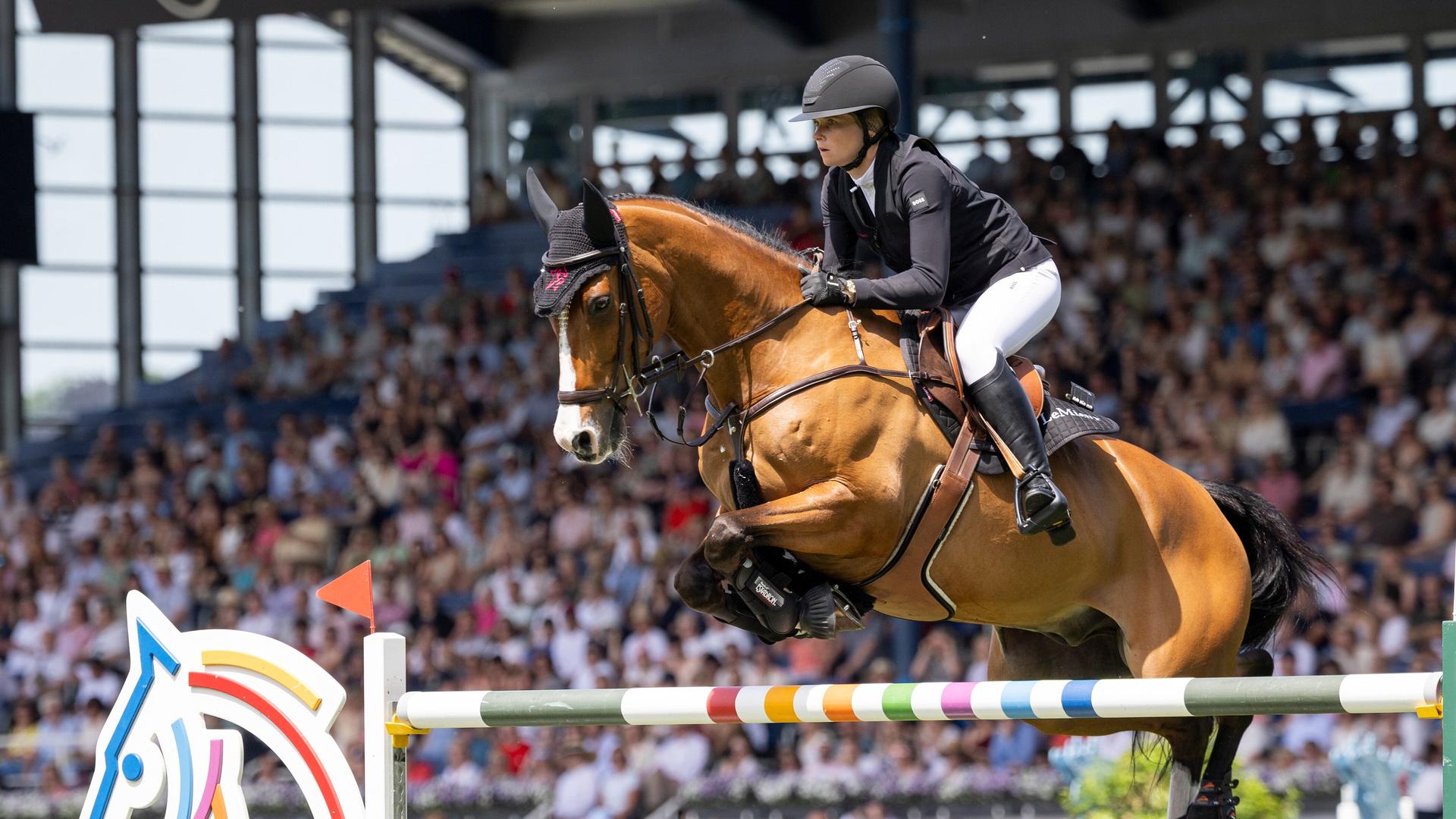 Sophie Hinners in Aktion beim Springreiten | picture alliance / SvenSimon