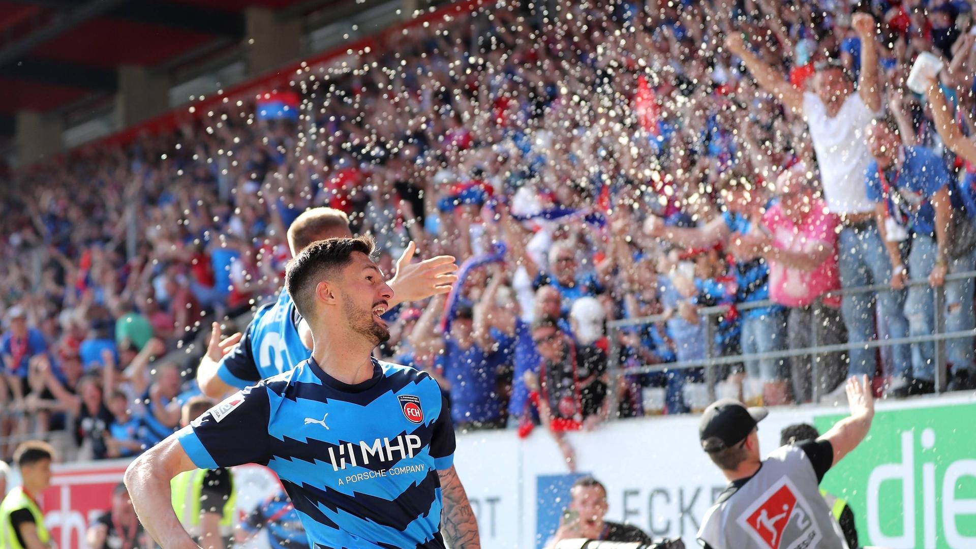 Heidenheims Tim Kleindienst (v.) jubelt über sein Tor zur 2-Liga-Meisterschaft | IMAGO / foto2press