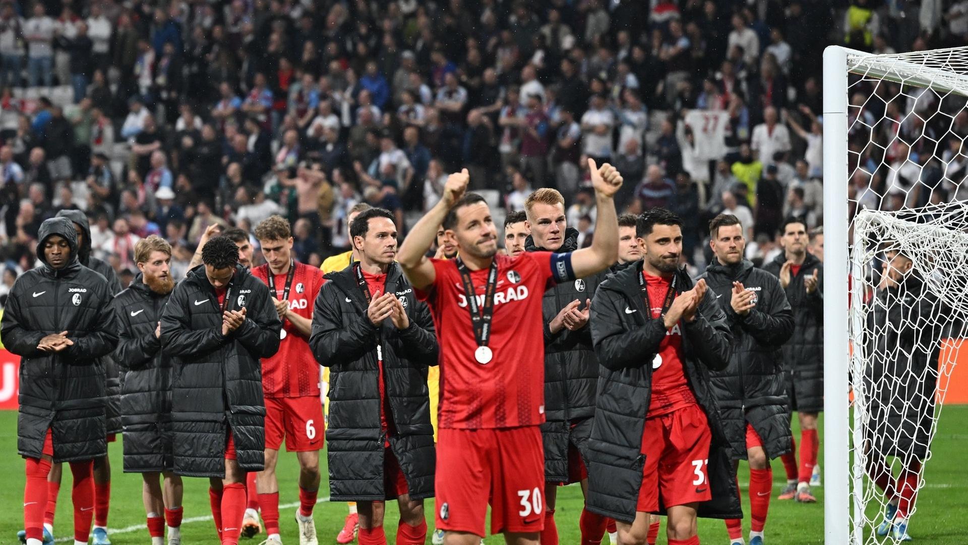 Die Spieler des SC Freiburg bedanken sich nach der Niederlage gegen Aston Villa bei ihren Fans | picture-alliance / Reportdienste, Picture Alliance