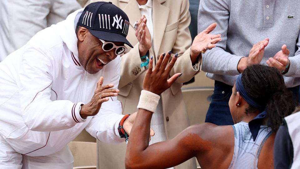 Coco Gauff jubelt nach dem Sieg bei Roland Garros zusammen mit Spike Lee