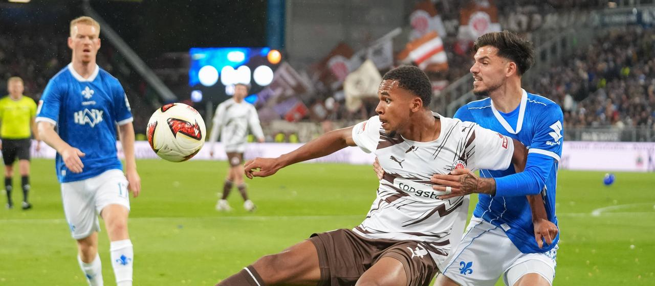 Raoul Petretta (SV Darmstadt) und Youssoupha Niang (FC Sankt Pauli) im Zweikampf