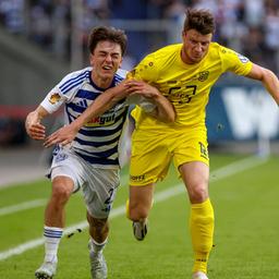 Jan-Simon Symalla (MSV Duisburg) und Morten Heffungs (St. Tönis) im Kampf um den Ball
