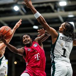 John Michael Wright (Telekom Baskets Bonn) im Zweikampf mit Marco Hollersbacher (Gladiators Trier) und Austin Crowley (Gladiators Trier),