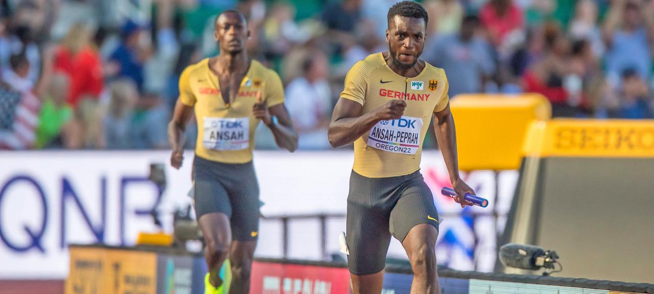 Die deutschen Staffel-Sprinter Lucas Ansah-Peprah (r.) und Owen Ansah bei der Übergabe über 4x100 m bei der Leichtathletik-WM in Eugene. | IMAGO/BEAUTIFUL SPORTS/Olaf Rellisch Die deutschen Staffel-Sprinter Lucas Ansah-Peprah (r.) und Owen Ansah bei der Übergabe über 4x100 m bei der Leichtathletik-WM in Eugene.