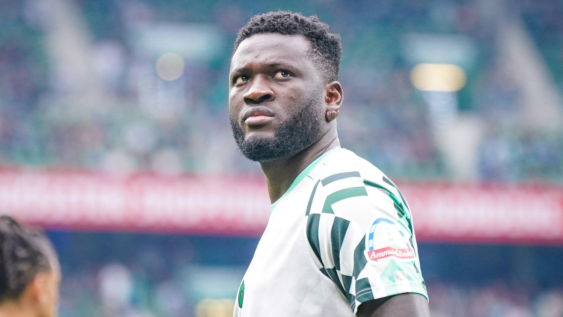 Werders Neuzugang Victor Boniface schaut beim Aufwärmen im Weser-Stadion mit strengem Blick nach oben. | Imago | Steinsiek.ch