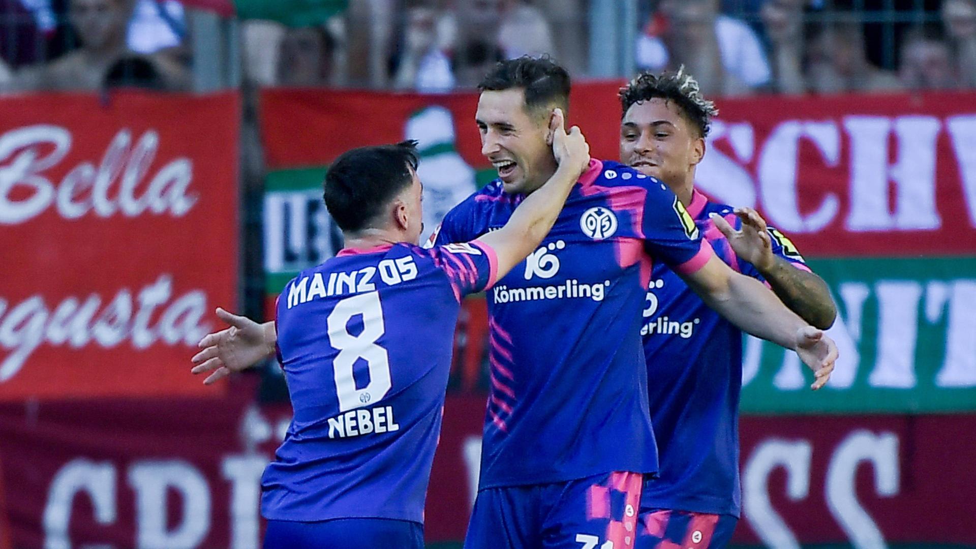 Die Mainzer Dominik Kohr (m.), Paul Nebel (l.) und Armindo Sieb jubeln über das 0:2 | IMAGO/Jan Huebner