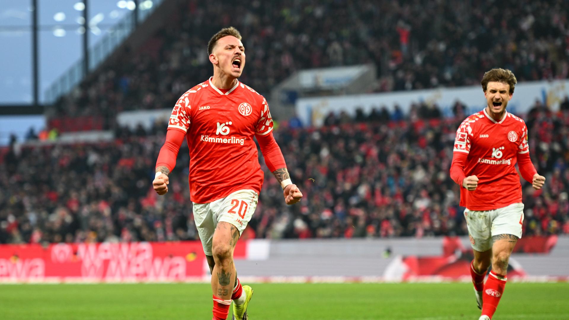 Der Mainzer Philipp Tietz (l.) bejubelt seinen Treffer im Spiel gegen den VfL Wolfsburg | Getty Images