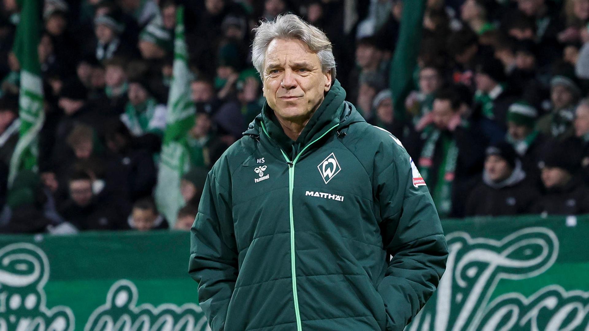 Horst Steffen steht im Weser-Stadion und schaut nachdenklich. | Imago | DeFodi