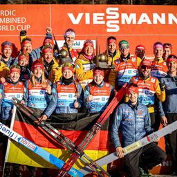 Gruppenfoto mit Wintersportler*innen des "Nordic Combined Worldcup"