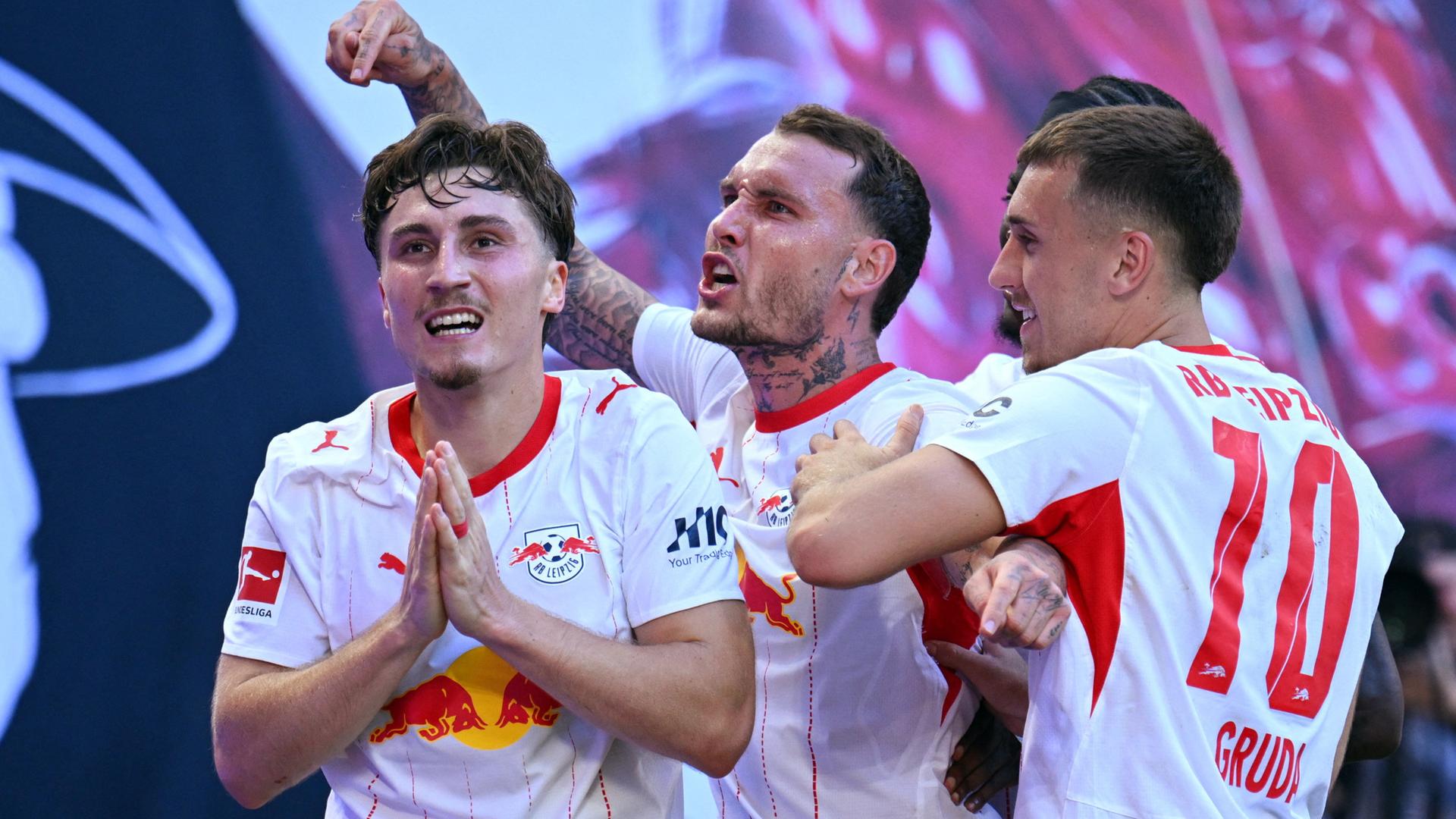 Rocco Reitz mit seinen Teamkollegen | REUTERS/Annegret Hilse