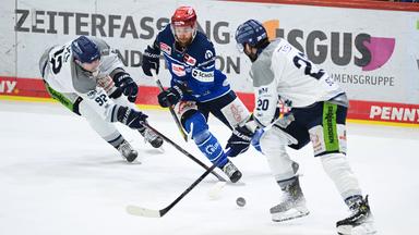 Marcel Brandt und Justin Scott von den Straubing Tigers duellieren sich mit dem Schwenninger Tyson Spink