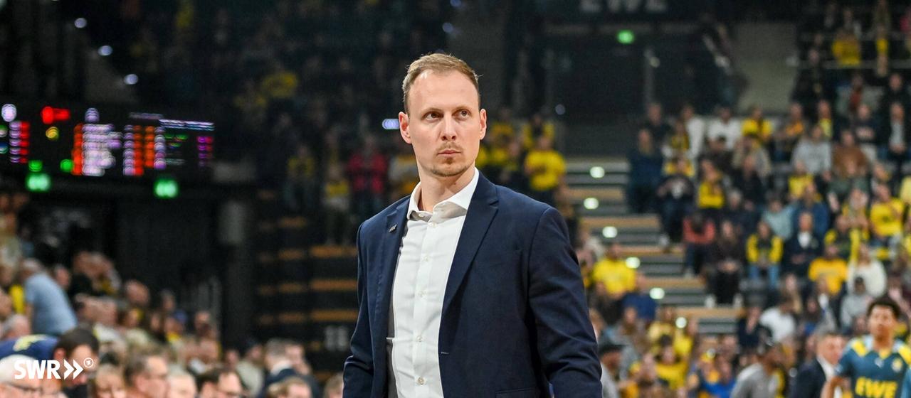 Gladiators-Coach Jacques Schneider wirkt nicht ganz zufrieden mit der Leistung seiner Mannschaft. | IMAGO, Eibner Gladiators-Coach Jacques Schneider wirkt nicht zufriden mit der Leistung seiner Mannschaft.