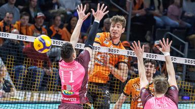 BR Volleys-Mittelblocker Tobias Krick spielt den Ball am Block von Netzhoppers-Spieler Theo Timmermann vorbei (Bild: Imago Images/Andreas Gora)