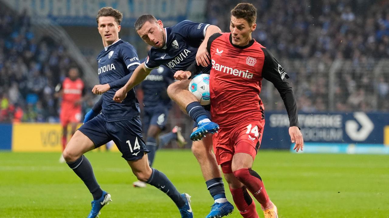 Bochums Maximilian Wittek und Leverkusens Patrik Schick kämpfen um den Ball | AP