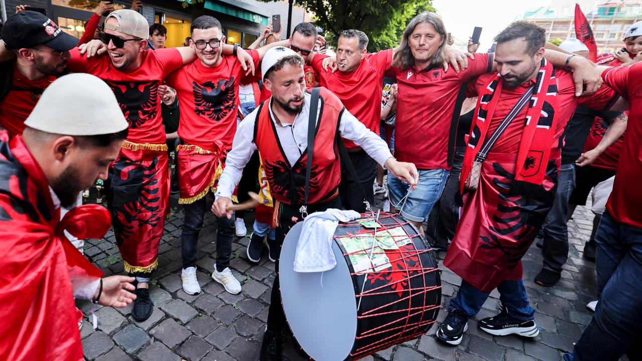 Vor dem Spiel gegen Spanien Albanische Fans feiern in Düsseldorf