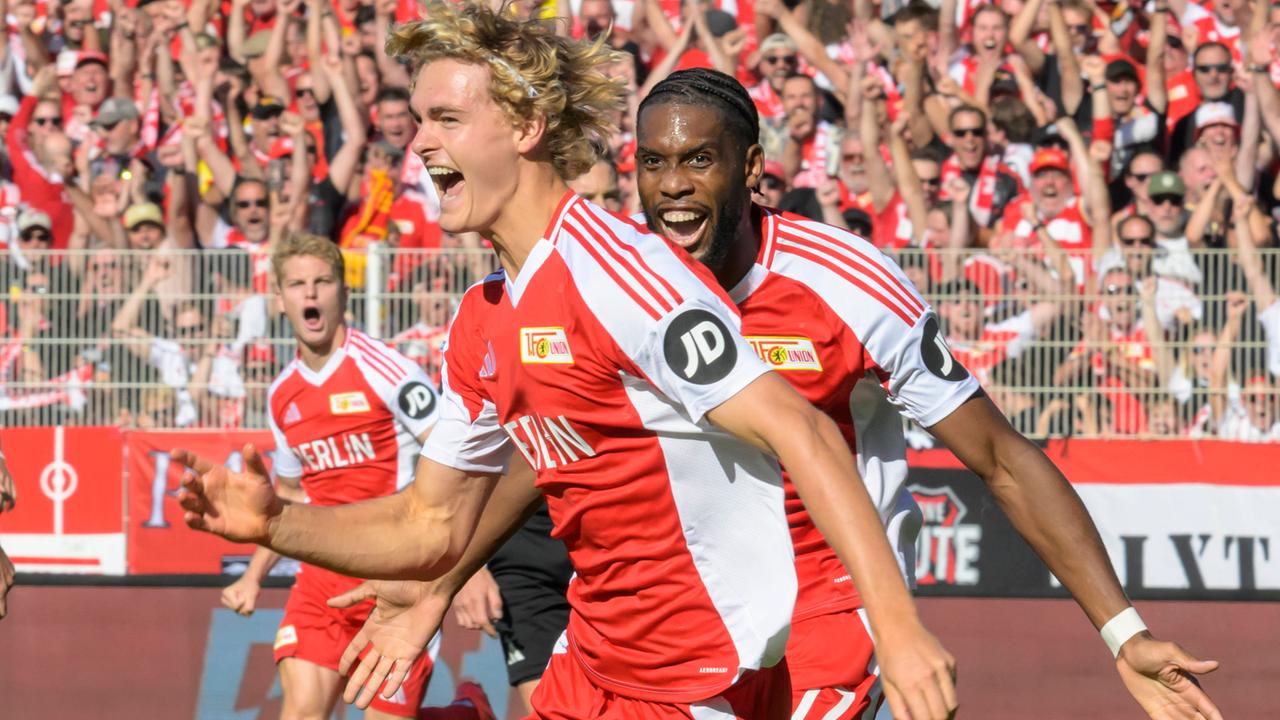Tom Rothe und Jordan Siebatcheu jubeln über das Tor zum 1:0 | IMAGO / HMB-Media