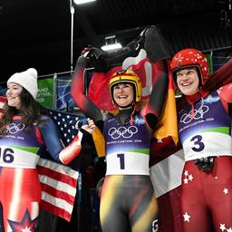 Die deutsche Rennrodlerin Julia Taubitz (m.) freut sich über Gold