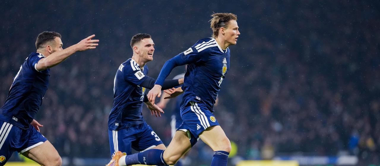 Scott McTominay wird nach Treffer gefeiert