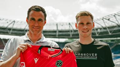 Hannovers Sportchef Marcus Mann (l.) und Neuzugang Jonas Sterner.