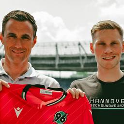 Hannovers Sportchef Marcus Mann (l.) und Neuzugang Jonas Sterner.