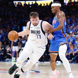 Luka Doncic von den Dallas Mavericks versucht an Shai Gilgeous-Alexander vorbeizukommen