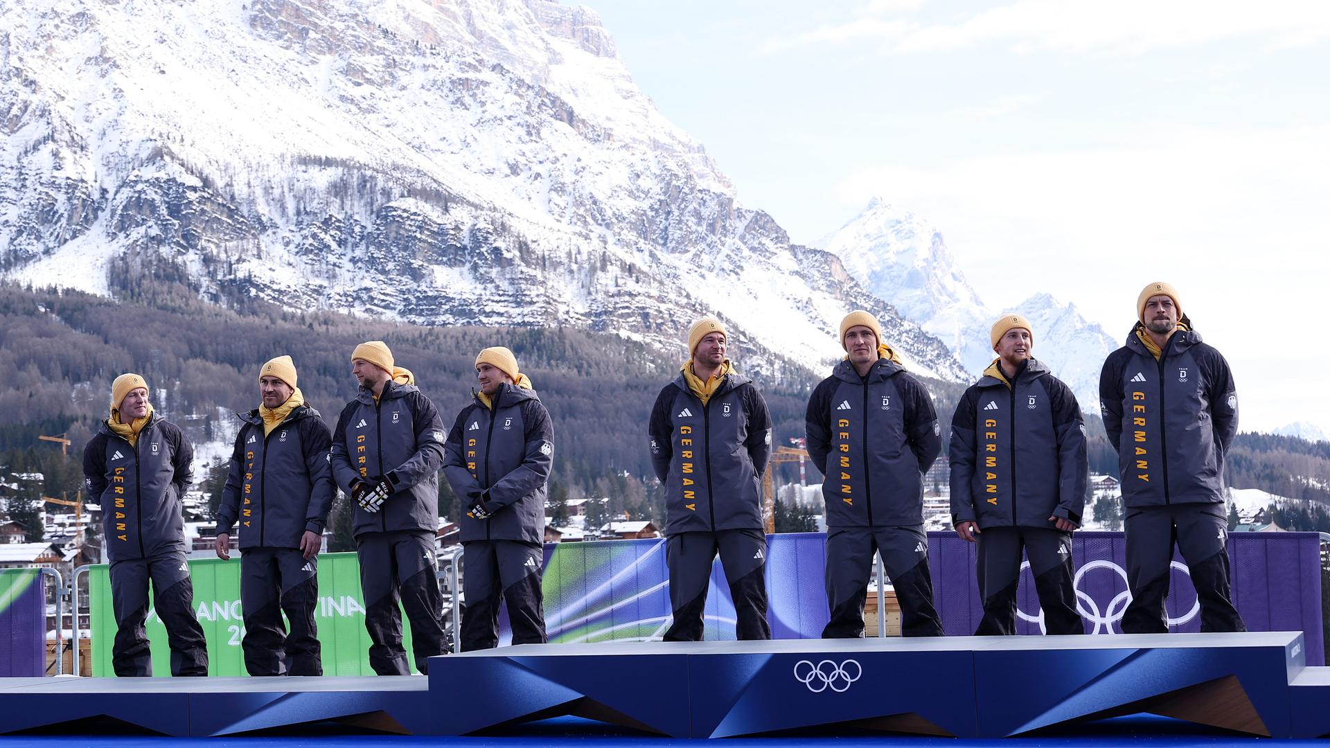 Gold und Silber im Viererbob - die Siegerehrung