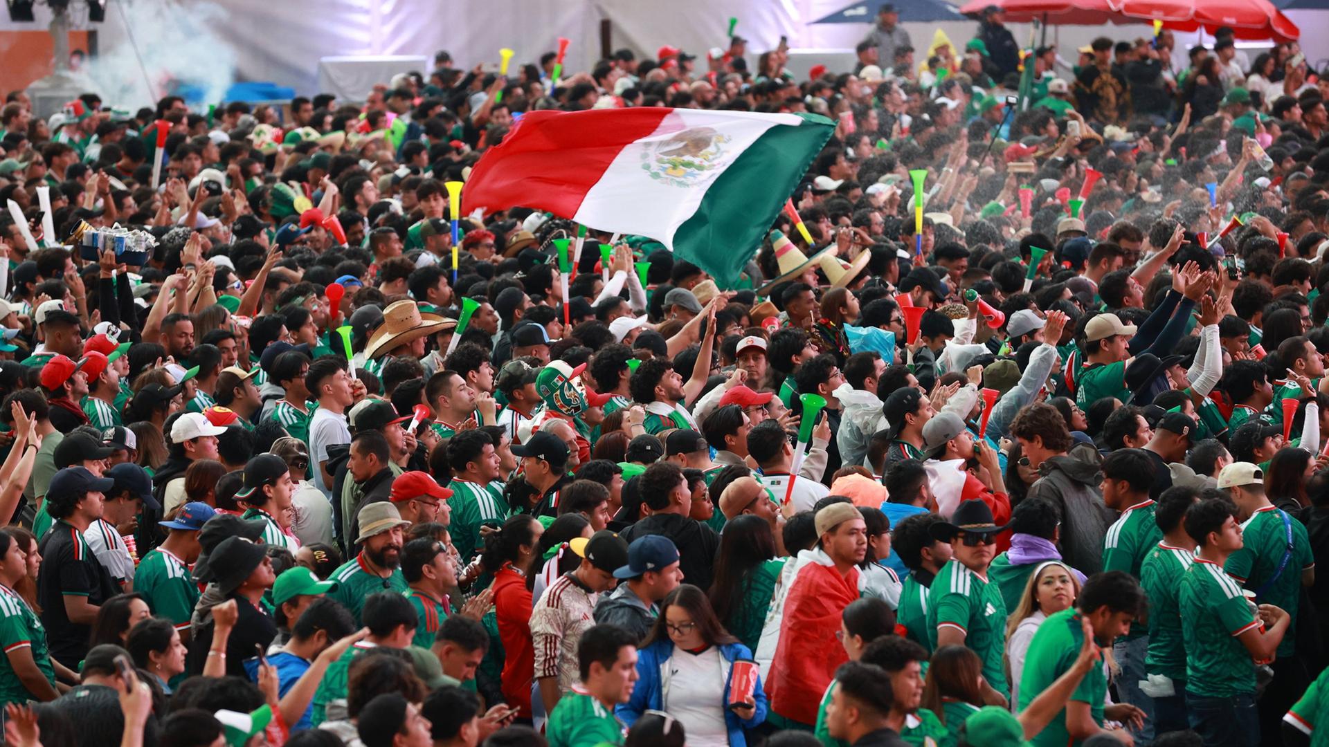 Mexiko-Fans feiern bei einem Public Viewing | IMAGO/EPA