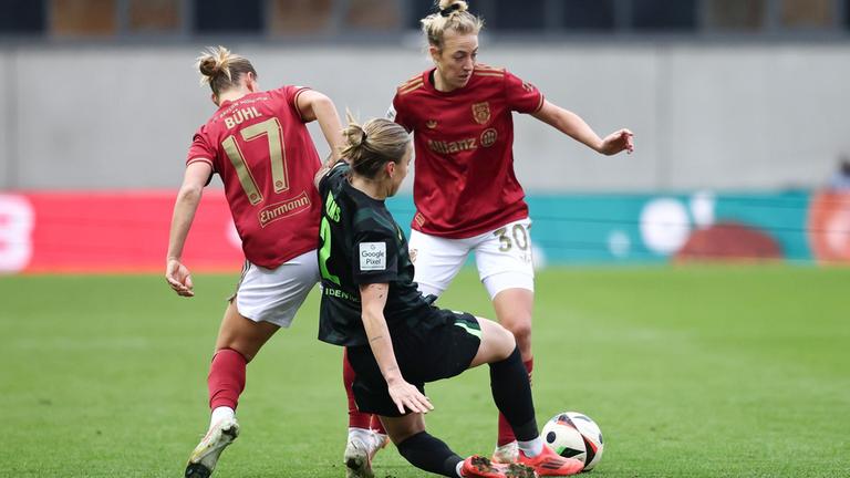 ARCHIV - 14.03.2025, Bayern, München: Fußball, Frauen: Bundesliga, Bayern München - VfL Wolfsburg, 17. Spieltag, FC Bayern Campus. Klara Bühl (l) und Carolin Simon (r) vom FC Bayern München gegen Lynn Wilms vom VfL Wolfsburg. (zu dpa: «FC Bayern verlängert mit Nationalspielerin Carolin Simon») 