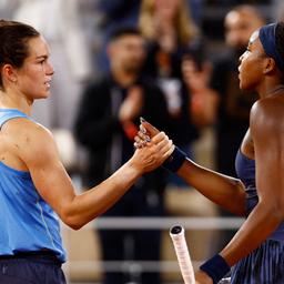 Lois Boisson und Coco Gauff reichen sich die Hand nach dem Halbfinale