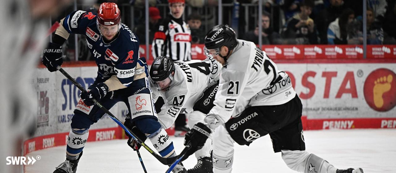 Alexander Karachun (Schwenninger Wild Wings) im Duell mit Veli-Matti Vittasmäki und Juhani Tyrväinen (Kölner Haie).