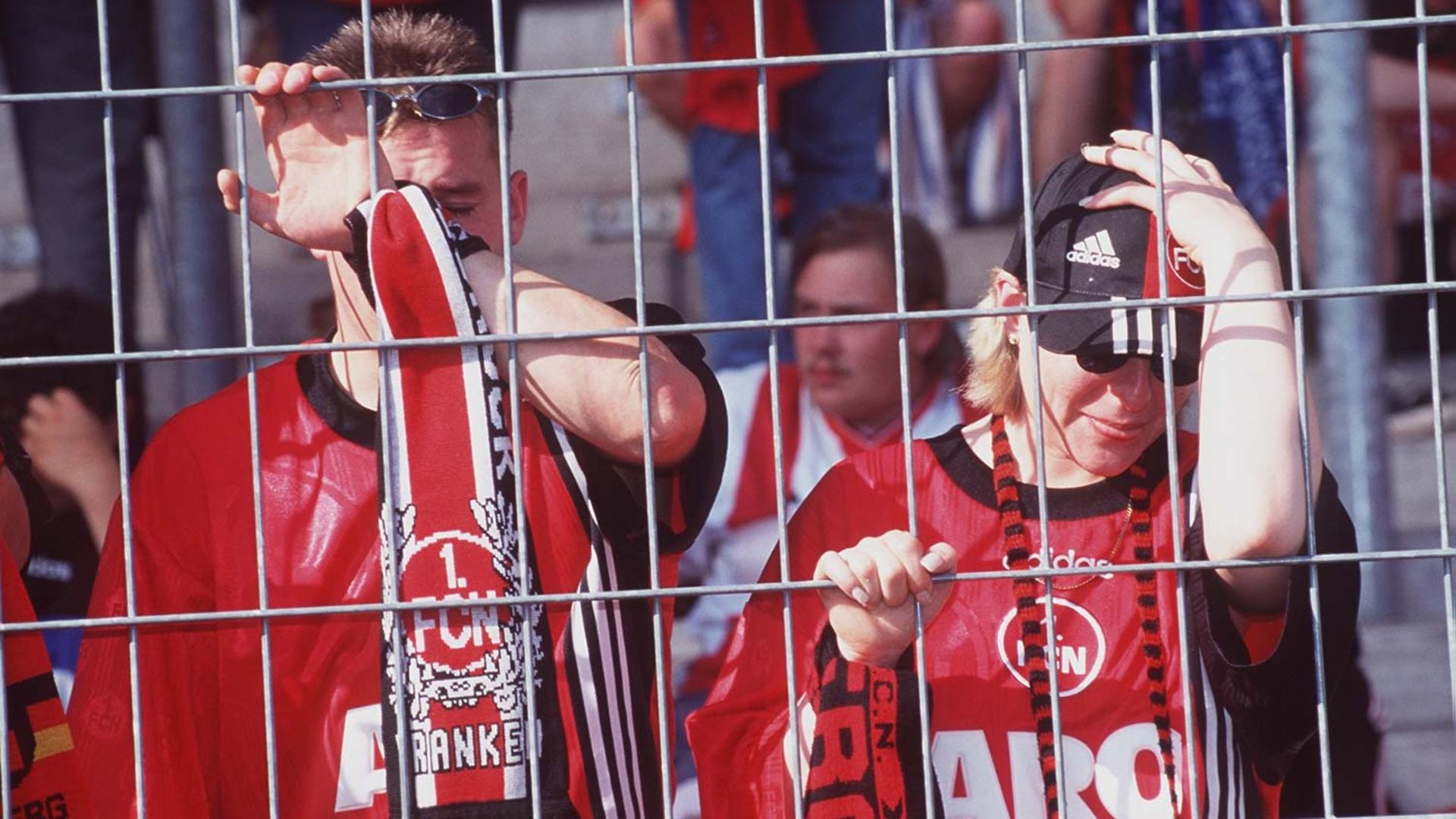 Traurige Fans des 1. FC Nürnberg nach dem Abstieg in die 2. Bundesliga im Jahr 1999 | dpa Picture-Alliance/SVEN SIMON