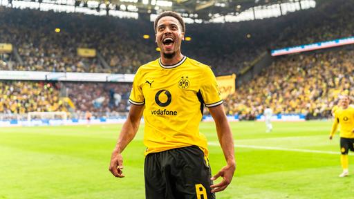 Felix Nmecha jubelt im Spiel gegen den SC Paderborn