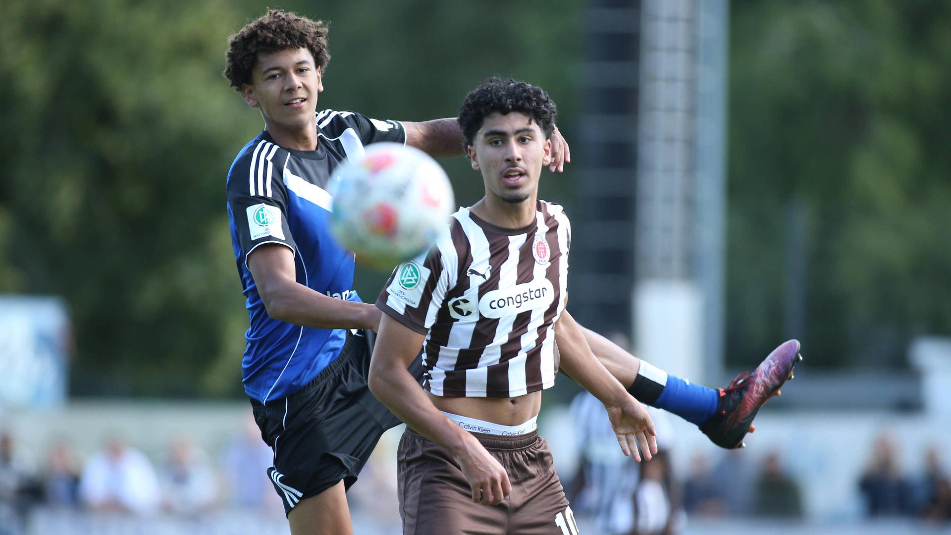 Szene aus dem U19-Bundesligaspiel zwischen dem HSV und St. Pauli | IMAGO/Hanno Bode