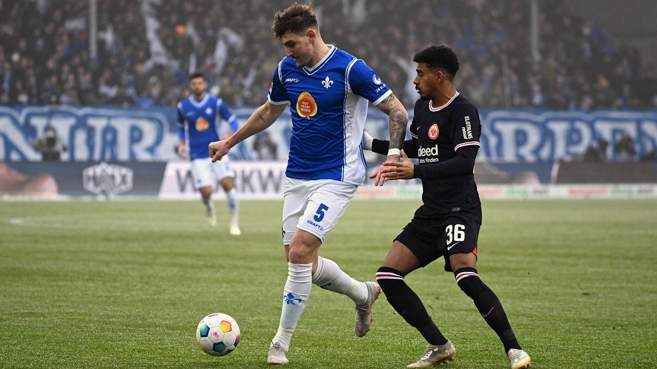 Darmstadts Matej Maglica ist vor Ansgar Knauff am Ball | IMAGO/Jan Huebner